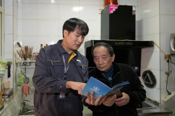 重慶燃氣中梁山公司工作人員向用戶講解用氣安全知識。重慶燃氣集團供圖