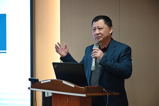 杜之渝上臺分享。重慶愛爾眼科醫院總院供圖