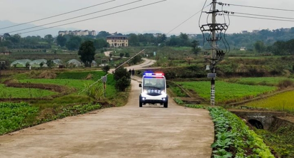 巡邏車進行安全教育等政策宣傳。九龍坡區融媒體中心供圖
