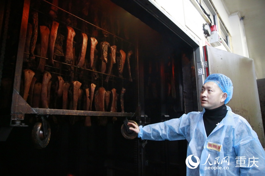 美綴美公司自主研發的控溫控濕、自動提升、整車進整車出的智能炕房。人民網記者 劉政寧攝