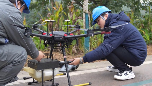 無人機飛手調試監控無人機。國網重慶永川供電公司供圖
