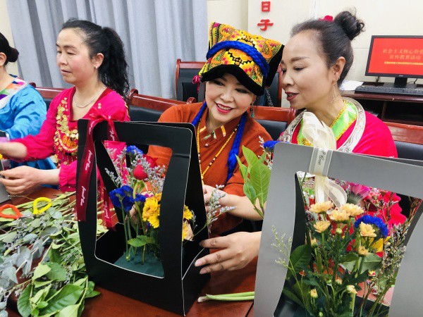 社區舉辦紅石榴課堂之花藝沙龍。曹檢攝