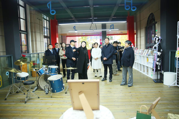 專家調研。學校供圖