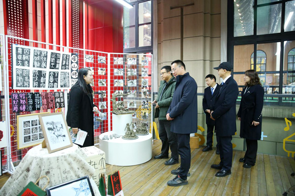 專家調研。學校供圖