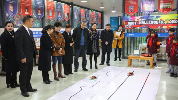 專家調研。學校供圖