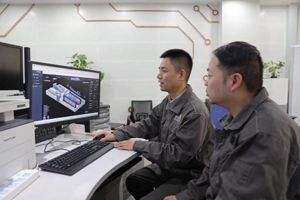 國網重慶北碚供電公司員工利用“智能站房巡檢平臺”，對開閉所實施自主巡視。張強攝