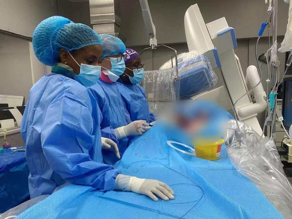 術中指導。重慶醫科大學附屬第二醫院供圖