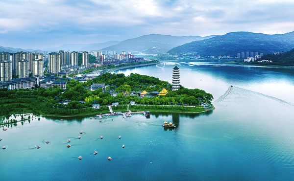 濱湖城市風景如畫。喻強英攝