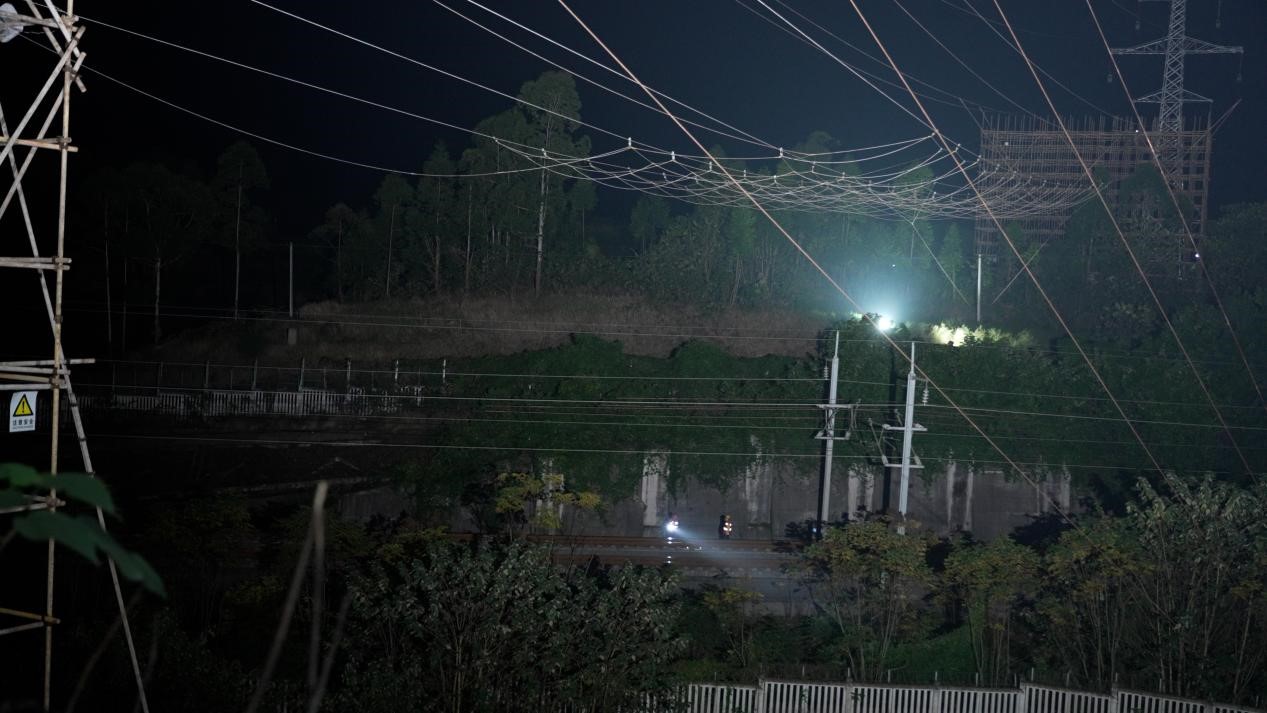 在高鐵凌晨窗口期，開展雙橋-許溪220千伏線路工程放線工作。國網重慶永川供電公司供圖