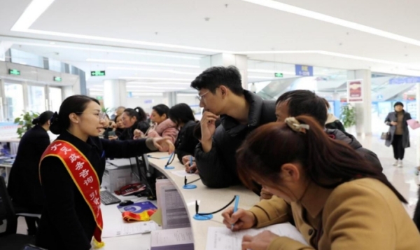 工作人員為辦事企業、群眾提供咨詢引導服務。受訪單位供圖