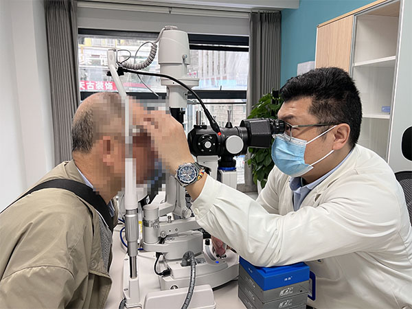 劉軍奇為患者檢查眼部情況。重慶普瑞眼科醫院供圖