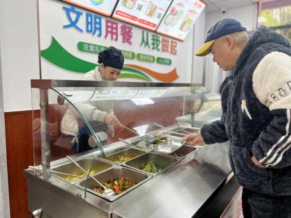 食堂每天提供5葷5素。九龍坡區融媒體中心供圖