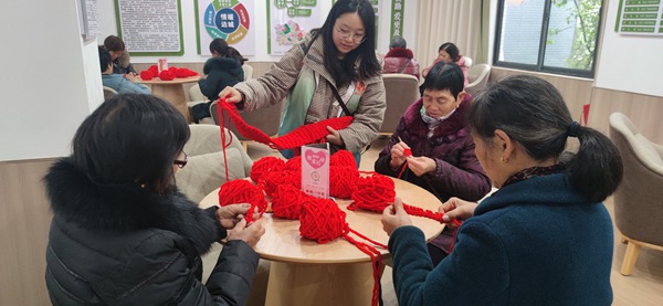 組織社工對民政服務對象開展各類關愛服務活動。秀山縣民政局供圖