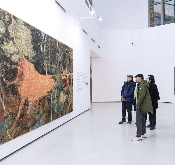 市民觀看版畫作品展。四川美術學院美術館供圖