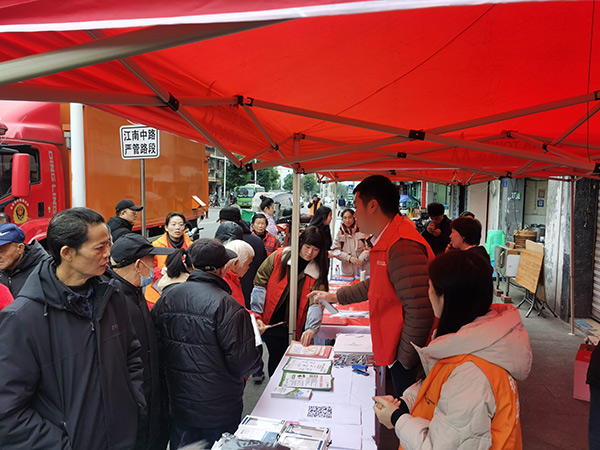 涪陵鐵塔向社區居民科普充電安全知識。涪陵鐵塔供圖