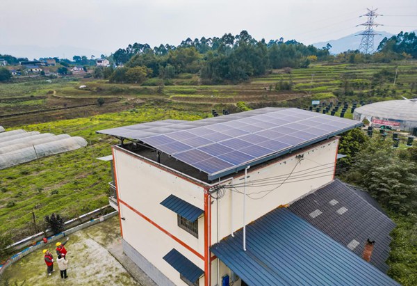 電力人員對鄉村屋頂光伏用戶進行安全檢查。國網重慶永川供電公司供圖