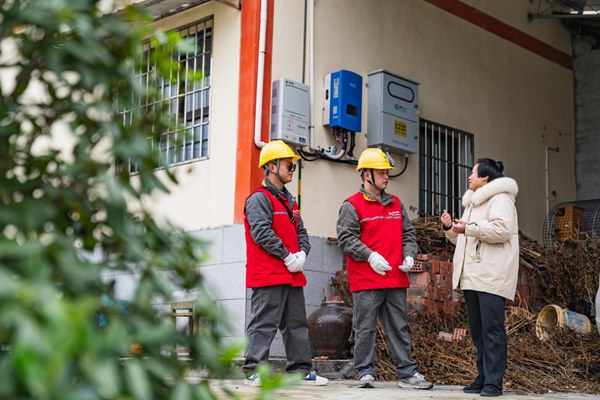 光伏用戶和電力人員交流光伏運行情況。國網重慶永川供電公司供圖