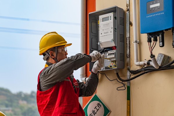 電力人員安裝物聯網電能表。國網重慶永川供電公司供圖