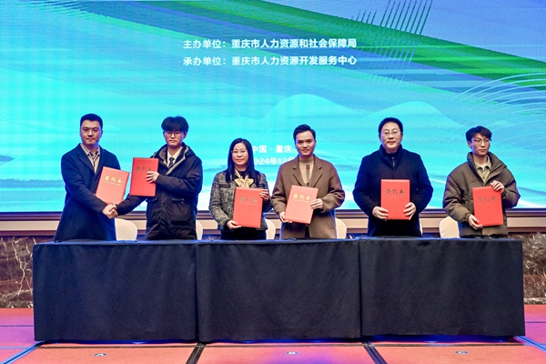 3位入庫職業經理人代表與人才初創企業代表進行了簽約。主辦方供圖