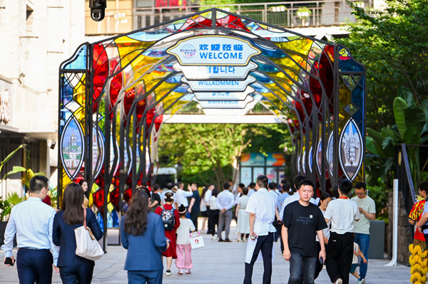 以“國際友城特色餐飲”為主題的美食街區。渝中區委宣傳部供圖