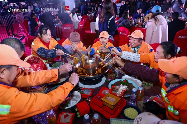 市民圍坐吃火鍋。主辦方供圖