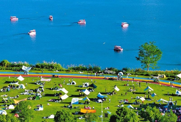 市民在濱湖公園故城中段草坪上露營。邱緒玲攝