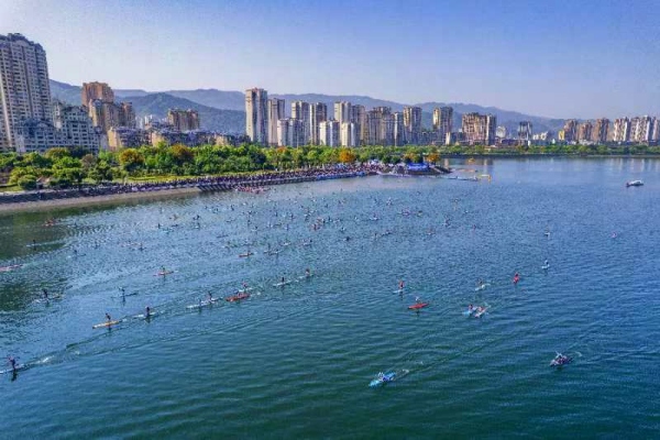 漢豐湖漿板百舸爭流。開州區文旅委供圖