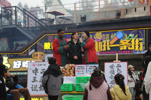 ▲“中外王婆”同臺搭檔“笑果”滿滿。（景區供圖）