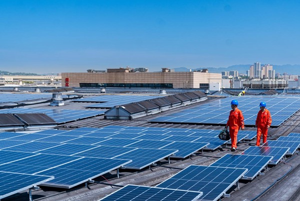 電力人員巡檢長城汽車重慶分公司屋頂光伏。國網重慶永川供電公司供圖