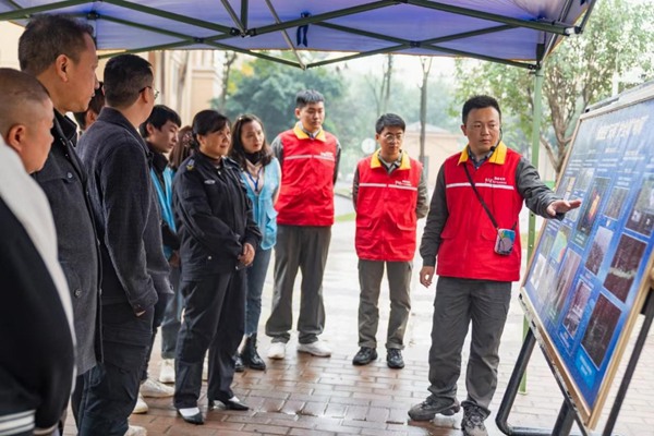 何濤向企業員工開展數智化技術宣傳培訓。國網重慶永川供電公司供圖