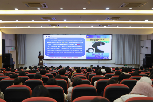 巴南區公安分局反詐騙中心輔警秦蓮開展反詐宣講。重慶理工大學供圖