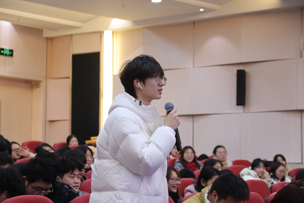 學生積極互動答題。重慶理工大學供圖