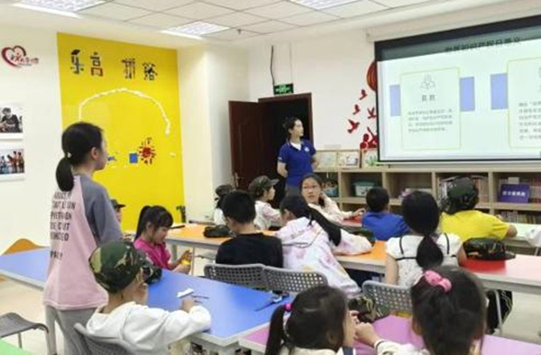 志愿者服務隊在民心佳園社區青少年之家進行宣講。西南政法大學供圖