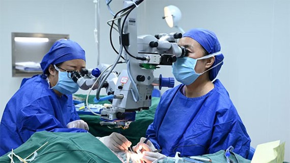 張奕霞、艾玲為患者實施手術。重慶南坪愛爾眼科醫院供圖