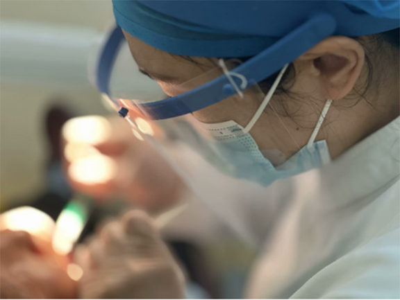 醫生為患者進行口腔治療。泰康拜博口腔供圖