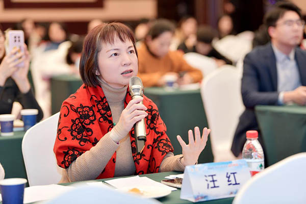 汪紅活動現場。重慶華廈眼科醫院供圖