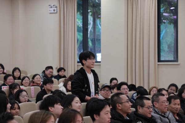 學生向肖祖賢提問。重慶理工大學供圖