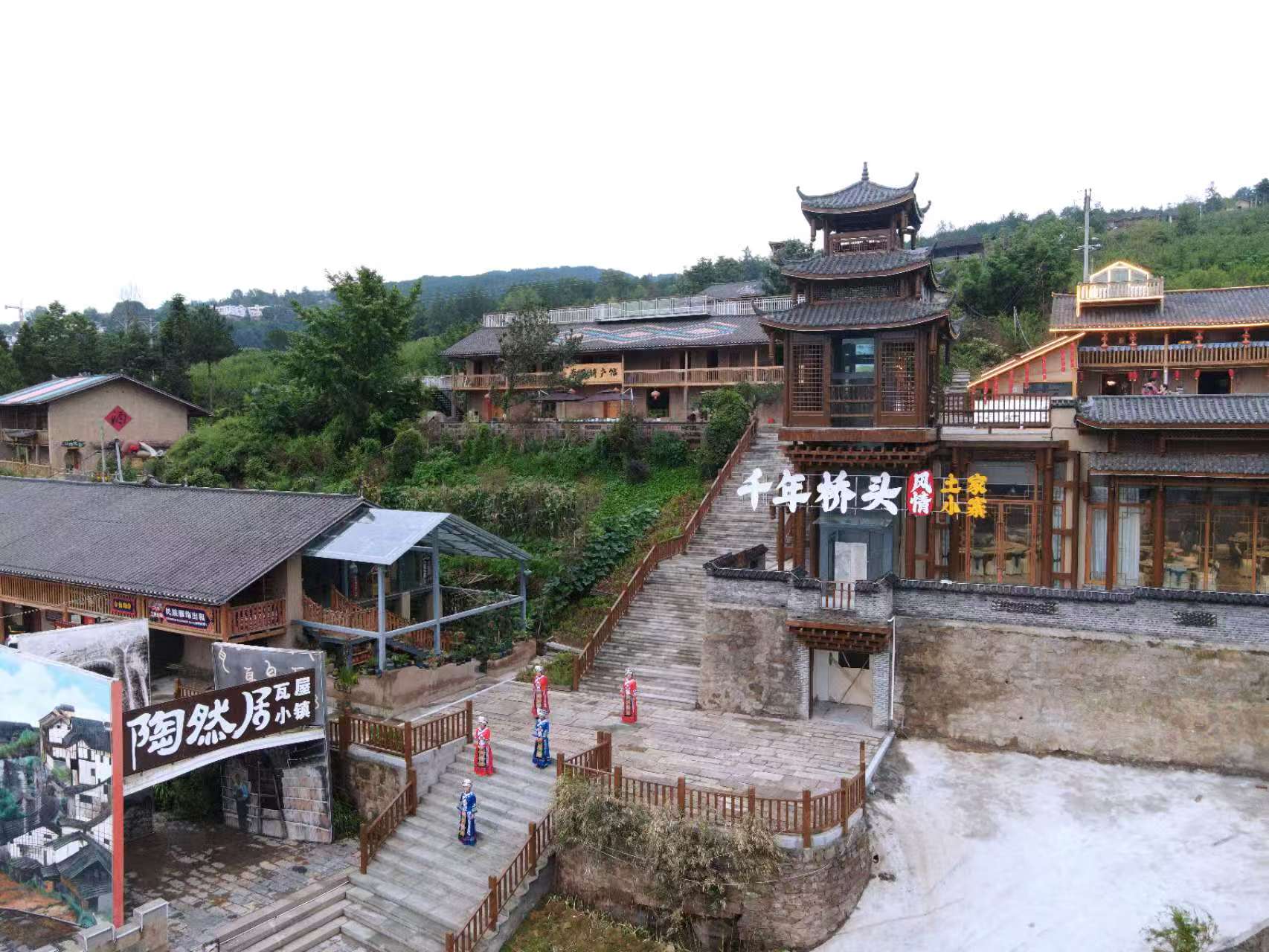 煥然一新的瓦屋村土墻青瓦，土家風情濃郁。通訊員 譚艷波 攝