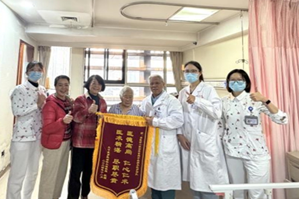 陳奶奶及其家屬為婦科團隊送上錦旗。重慶醫科大學附屬第二醫院供圖