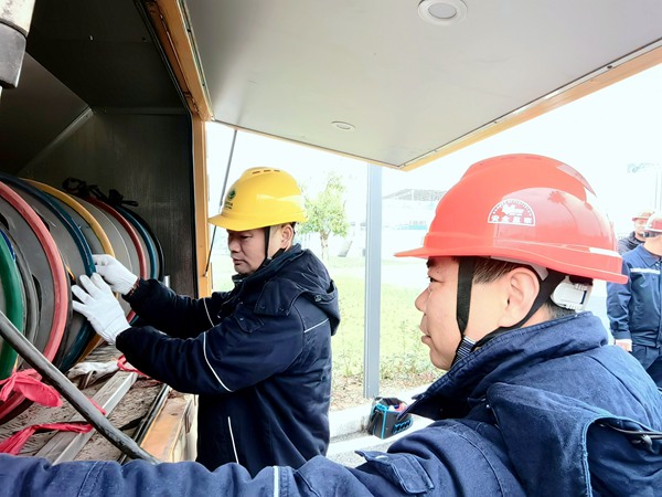 雙方人員協同開展應急演練。國網重慶永川供電公司供圖