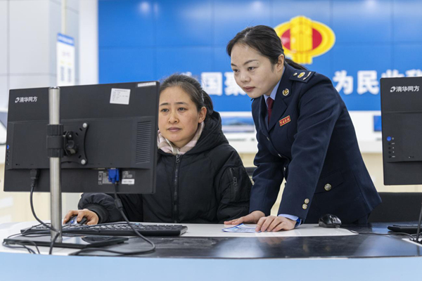 渝北區稅務人員輔導新辦企業辦稅人員辦理涉稅事項。郭睿攝