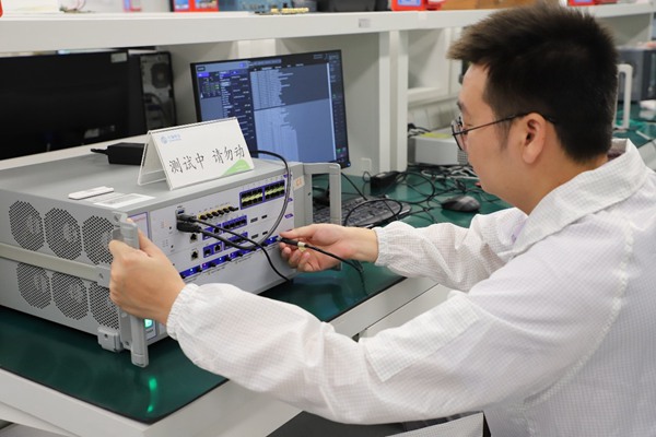 測試工程師在開展中國移動車規級模組測試。重慶移動供圖
