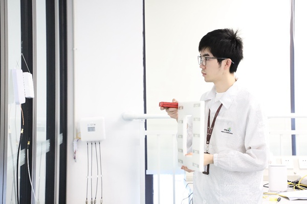 測試工程師在實驗室進行無源物聯標簽接收距離仿真驗證。重慶移動供圖