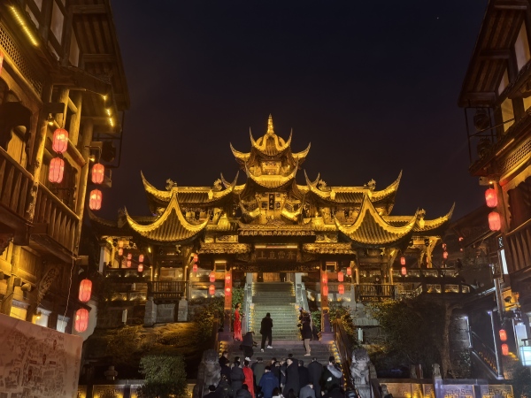 璀璨華燈點亮古鎮夜晚。徐雯瑄攝