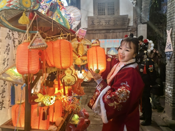 跟著花燈姑娘體驗沉浸式情景互動。徐雯瑄攝