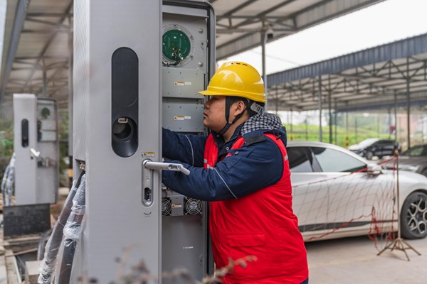 電力人員調試超充裝置。國網重慶永川供電公司供圖