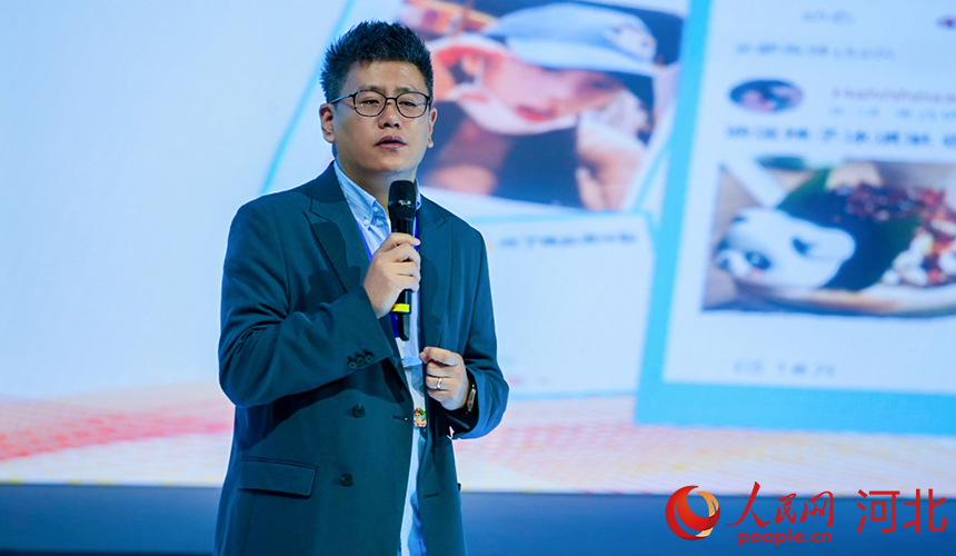 秦皇島鴻醇科技有限公司總經理時嵩分享了打造青龍板栗網紅產品心得。人民網記者 李兆民攝