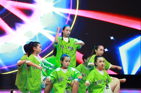 街舞串燒表演。張源攝