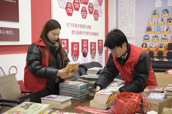 “星火計劃·燃夢之旅”公益活動現場。重慶新東原物業供圖