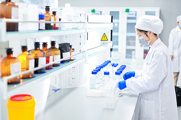 智飛生物研究人員正在做實驗。智飛生物供圖